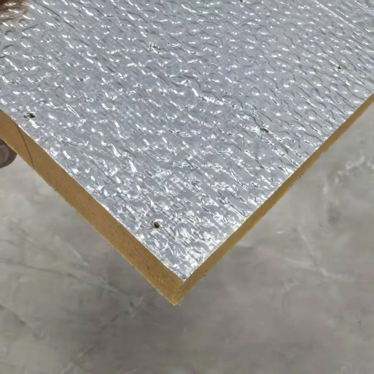 Vapor Barrier Fiberglass Insulation Aluminum Foil Coated Fiberglass Cloth for PIR Board