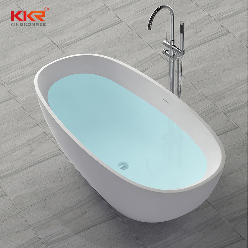 Белая мраморная ванна в форме сердца