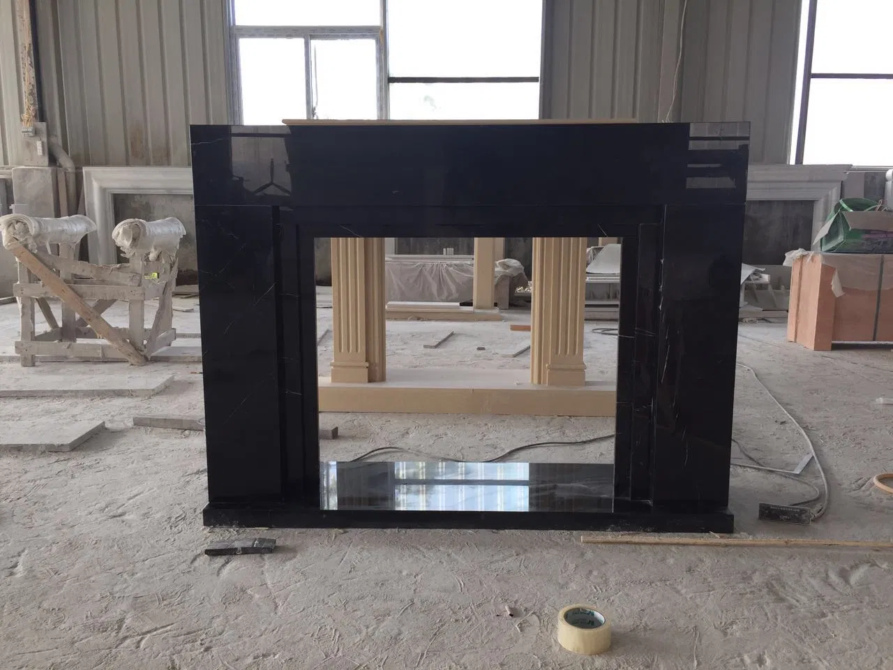 Камин из черного мрамора Nero Marquina для интерьера