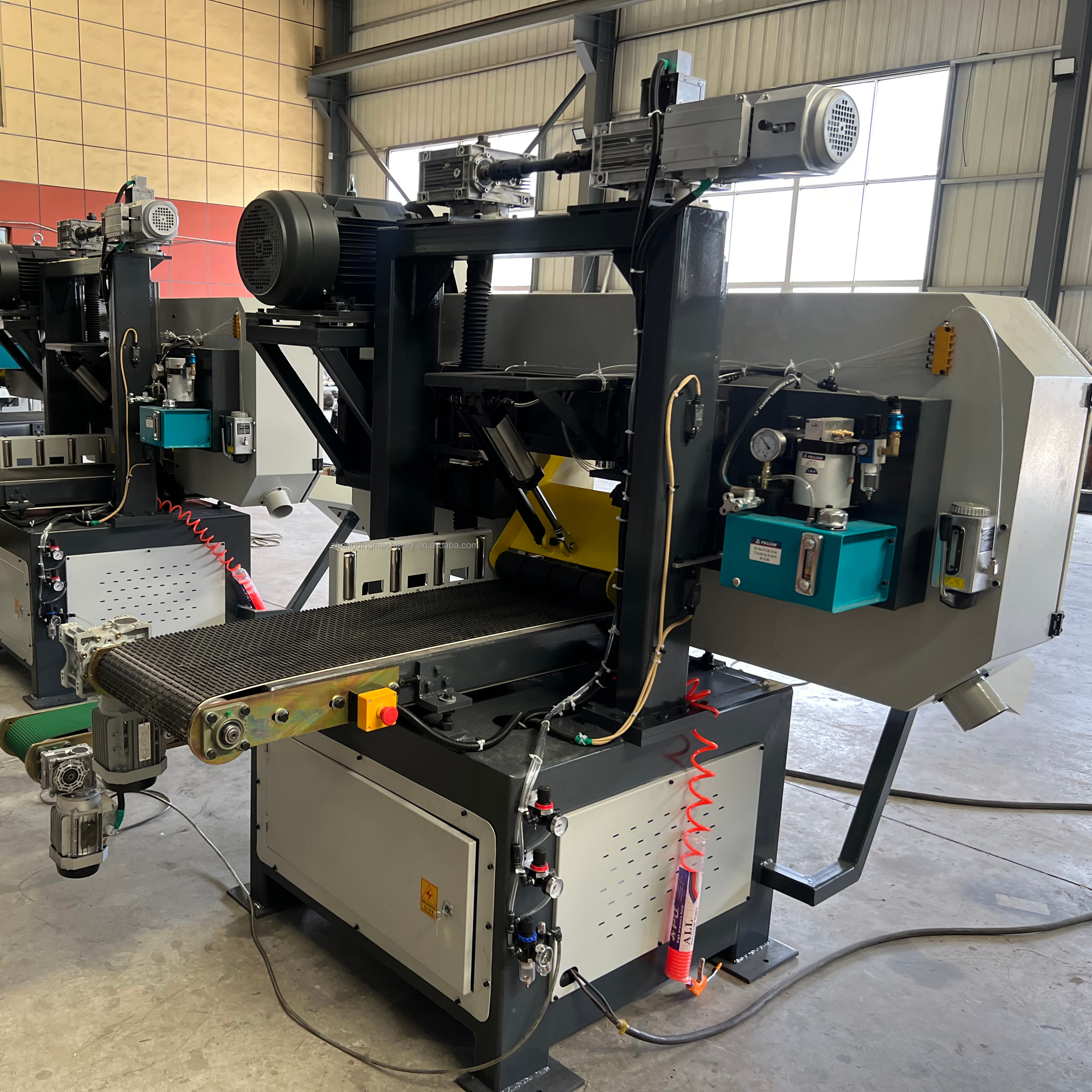 Ленточная пила по дереву горизонтальная