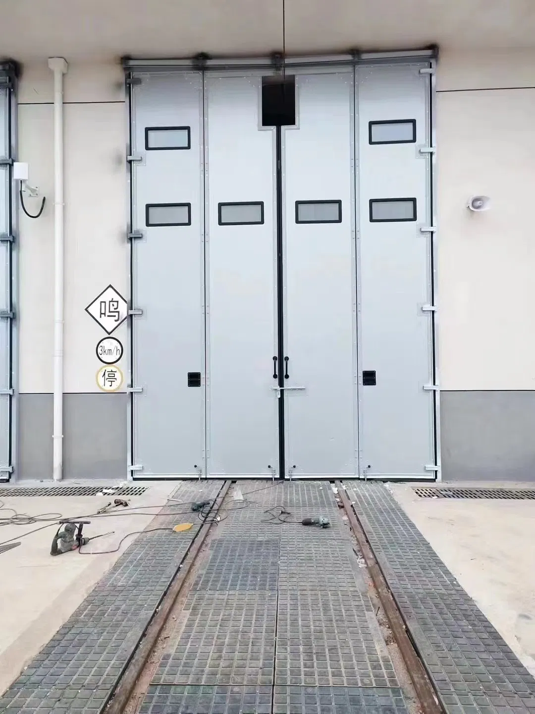 Chinese Supplier High Quality Automatic Industrial Insulated Small Folding Door