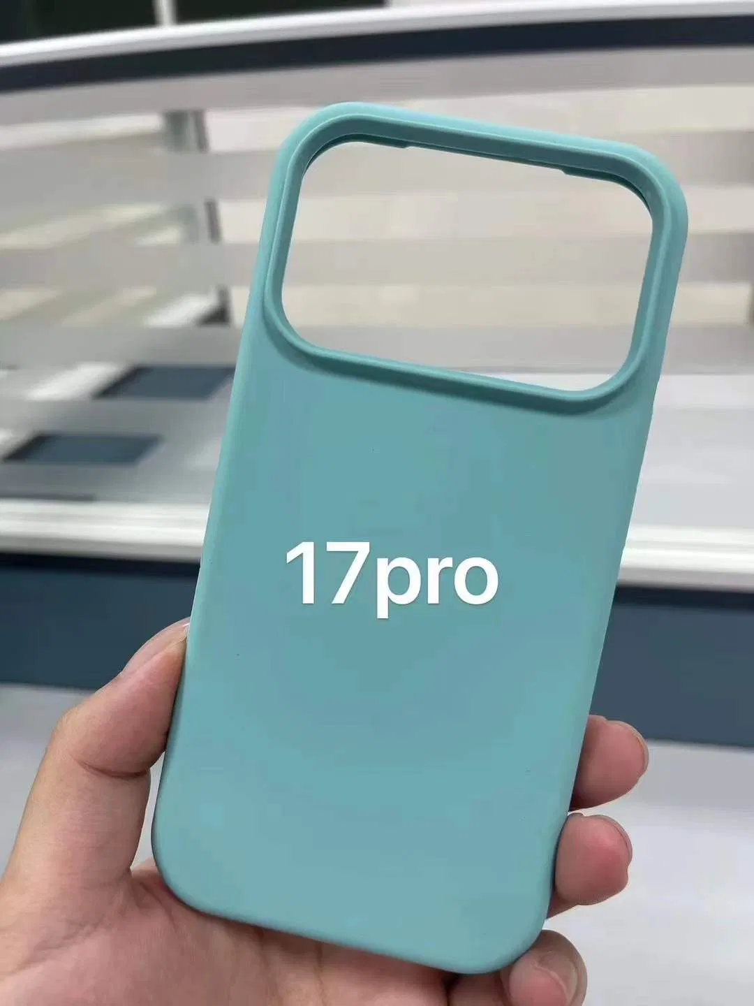 Силиконовый чехол с окном для iPhone 17 серии