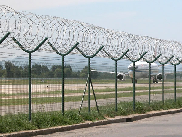 Cheap Galvanized Cyclone Fence Anti-Climb Welded Mesh Security Airport Fence