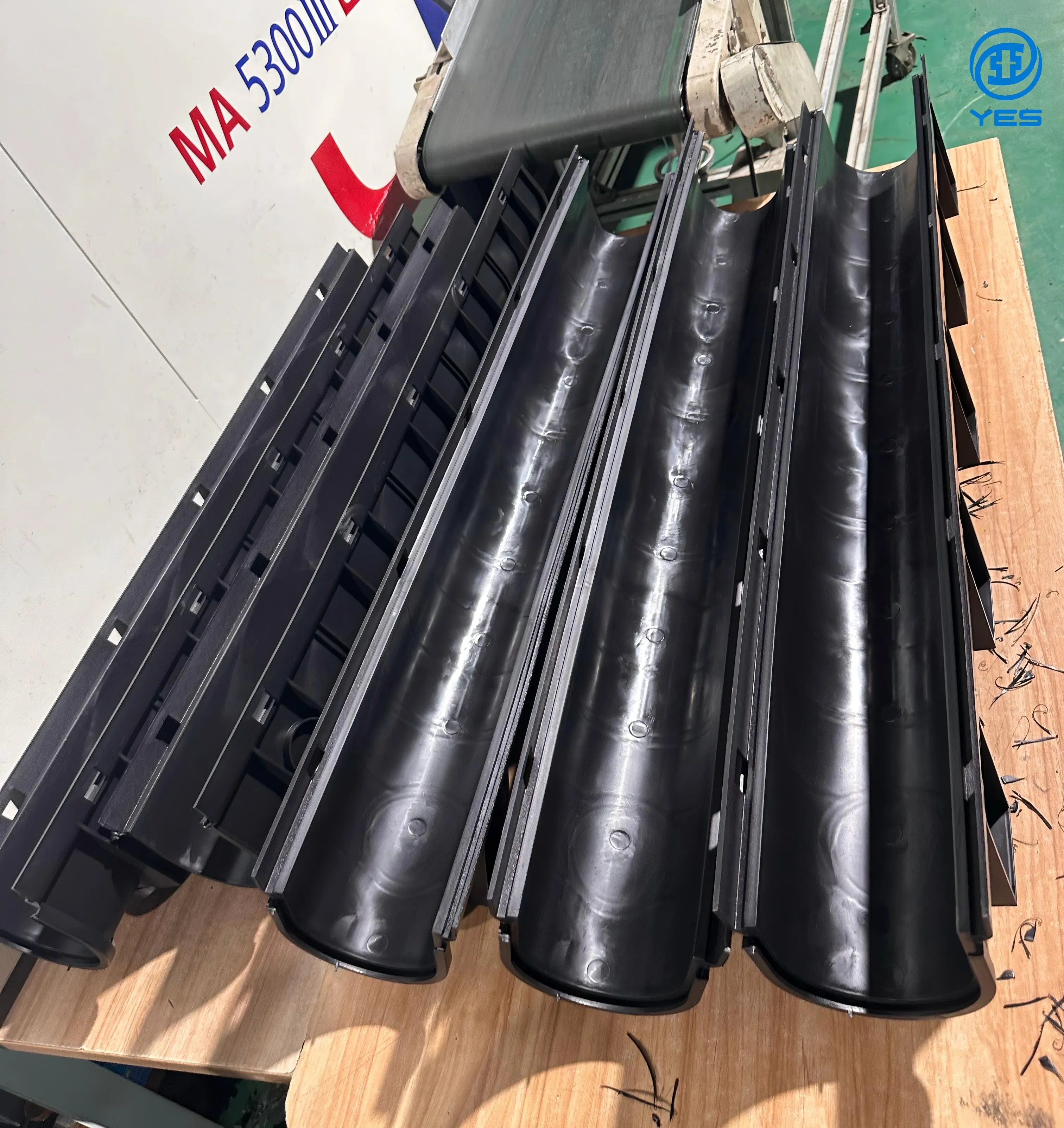 Outdoor Drainage HDPE Plastic Drain Channel 100mm Custom Specification