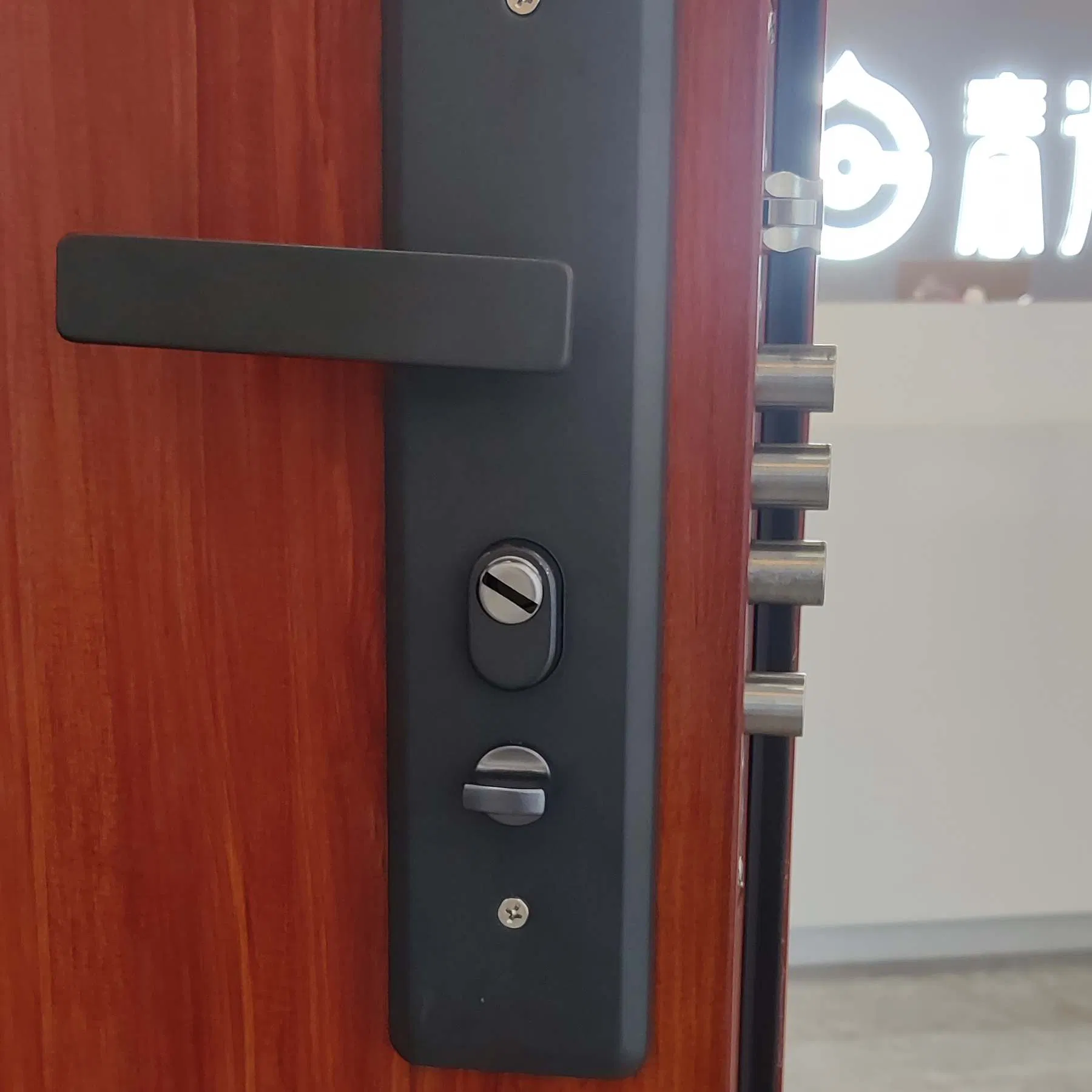 Декоративная металлическая входная дверь с решеткой