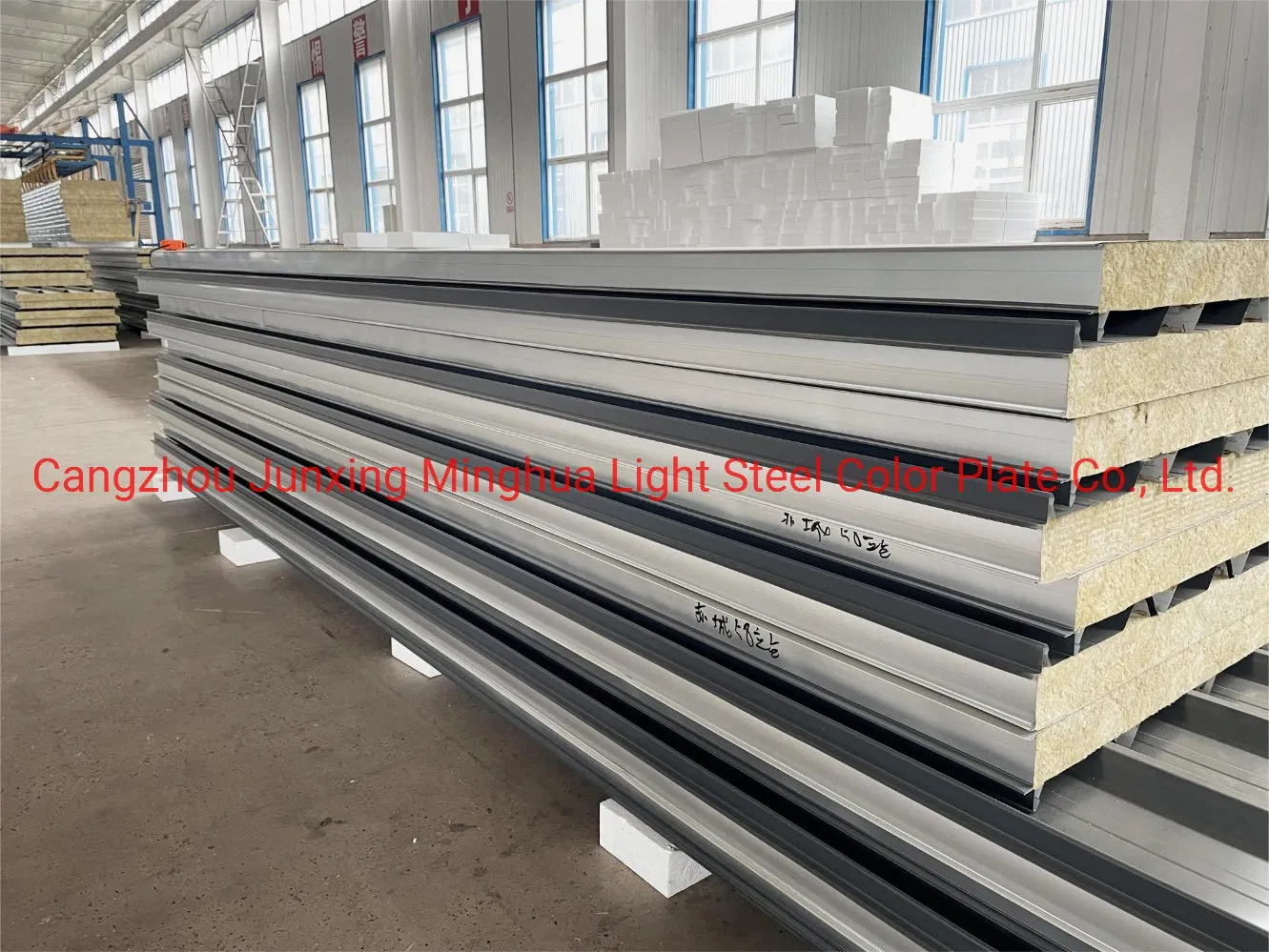 Factory Price Environmental Economical Customized Wall Insulation Color Coated Steel Rockwool Roof Sandwich Panel for Poultry House