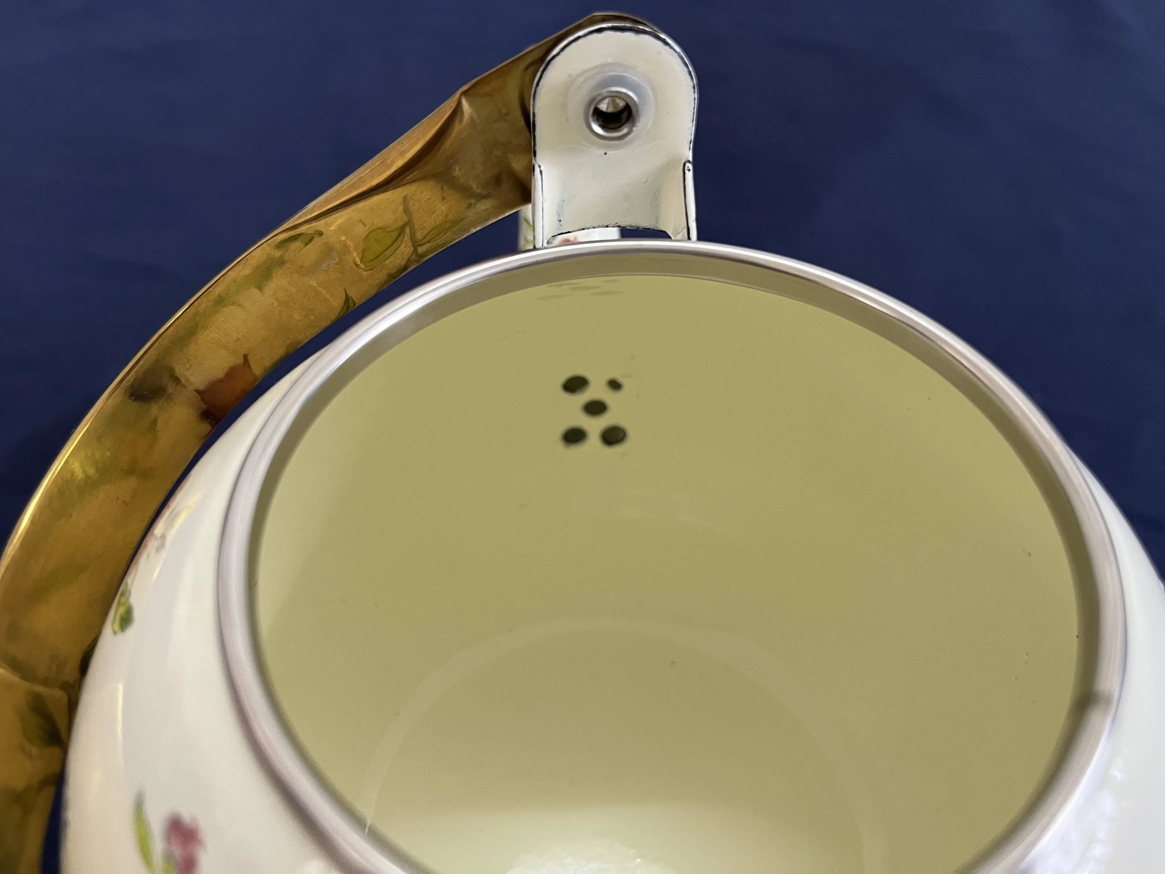 Milky White Enamel Pot Covered with Yellow Stainless Steel Iron Handle