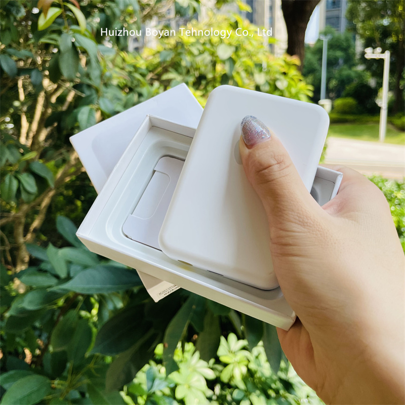 Top Quality Mini Mobile Power Lightweight Wireless Charging Station