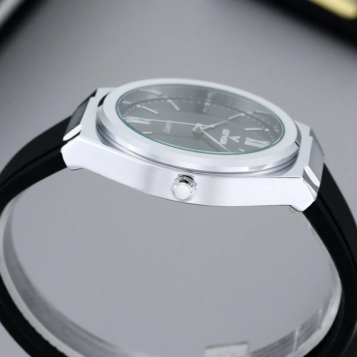 Brand Hot Sale Sport Waterproof Silicone Strap Lady Watch Couple Watch