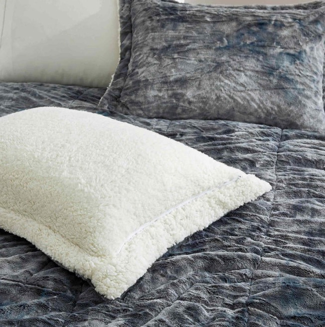 Luxurious Reversible Sherpa Blanket and Fleece Comforter Set
