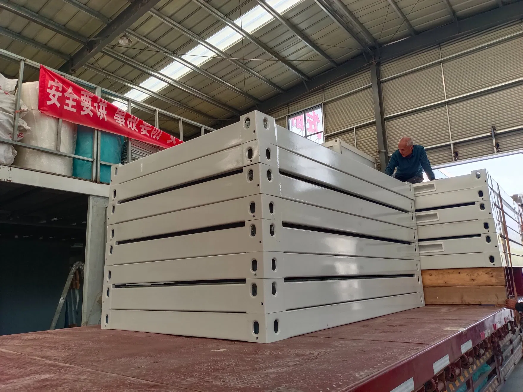 Factory Low Price Container House Flat Pack Modular Prefab Container Home Used in Hotel Hospital Resort Mobile Rooms