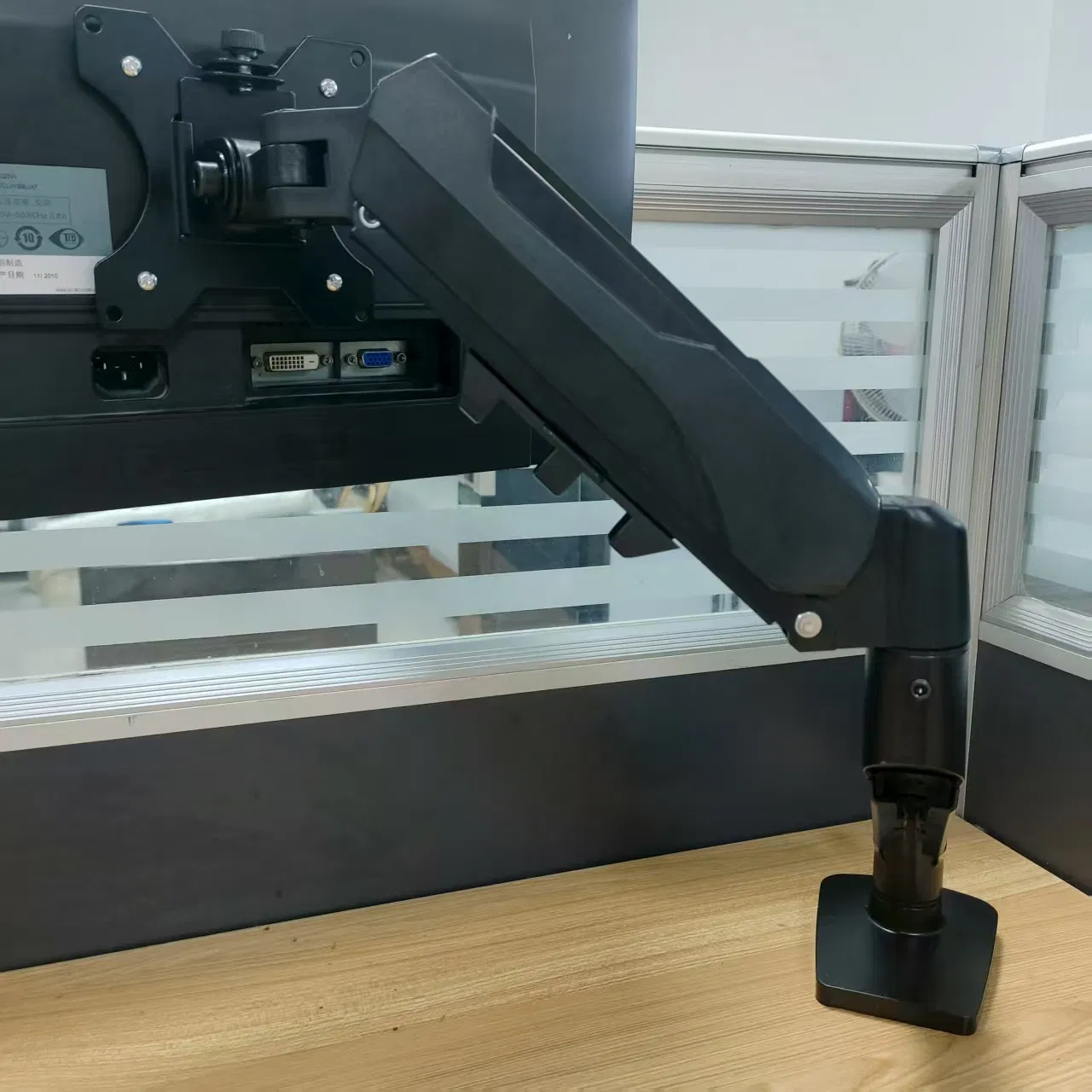 Кронштейн для монитора Amazon Basics, газлифт, до 32 дюймов