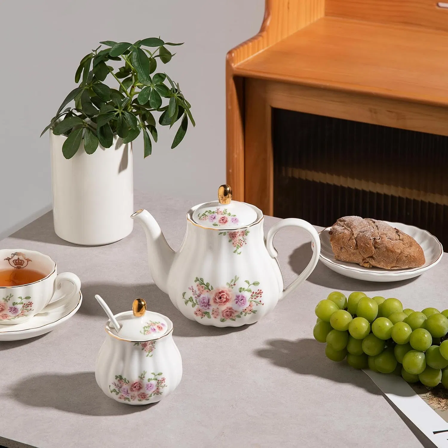 Фарфоровый чайный сервиз с чайником, сахарницей и молочником