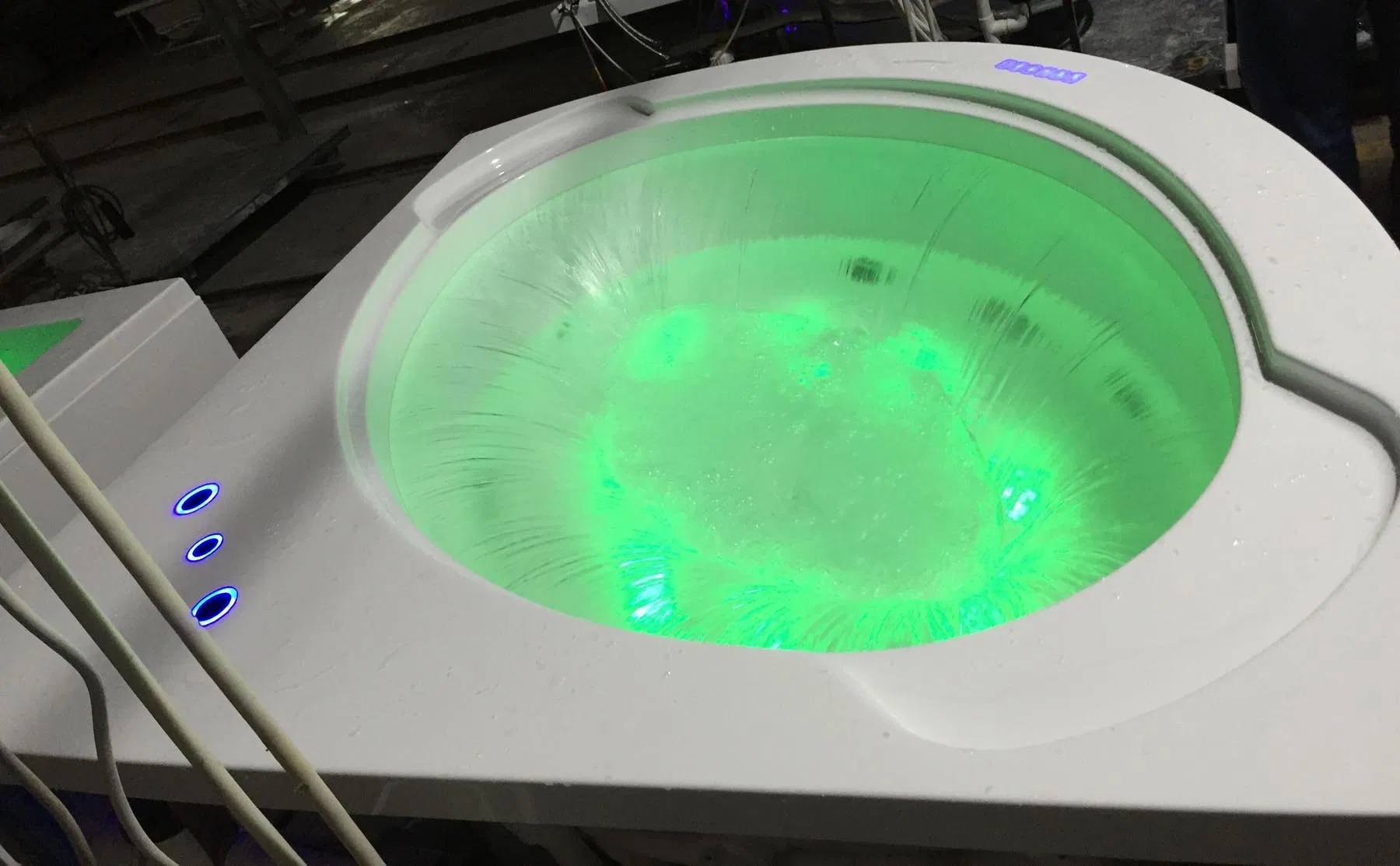 Угловая акриловая ванна с водопадом и гидромассажем