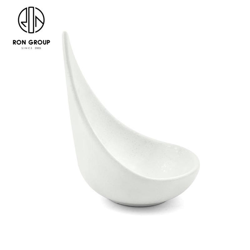 Factory Price White Leaf Shape Porcelain Dinnerware Customized Ceramic Spoon for Coffee Shop Restaurant Commercial Catering Use