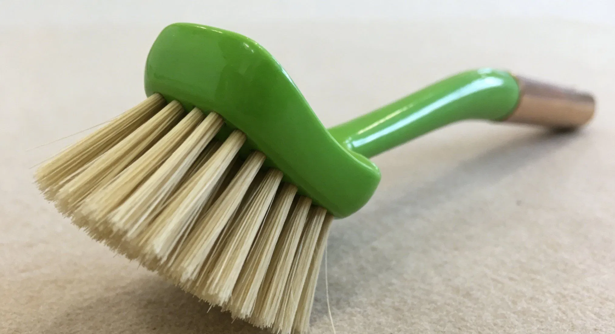 Eco-Friendly Dish Brush with Biodegradable Bristles for Sustainable Cleaning