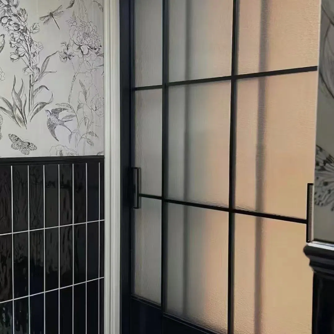 Современная комбинированная стеклянная дверь-купе + распашная для гостиной