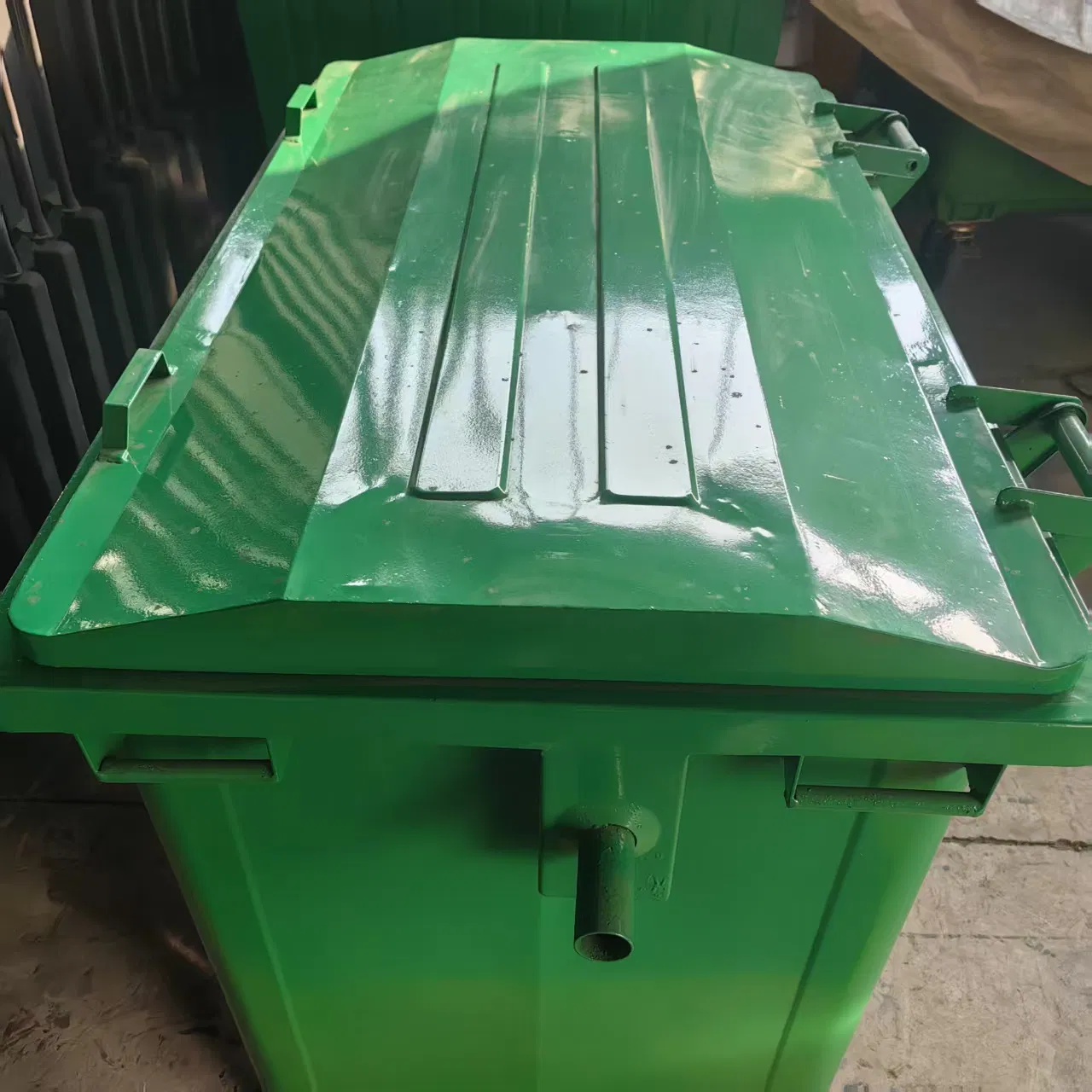 Металлическая урна 660L для эффективного сбора мусора