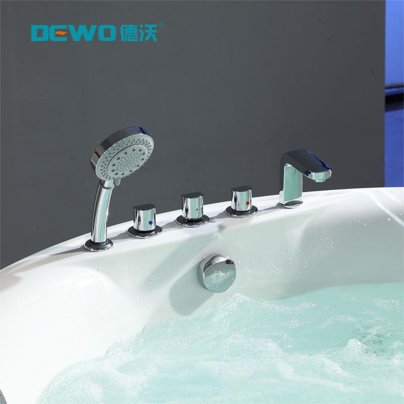 Отдельностоящая круглая ванна для двоих с гидромассажем и медным краном