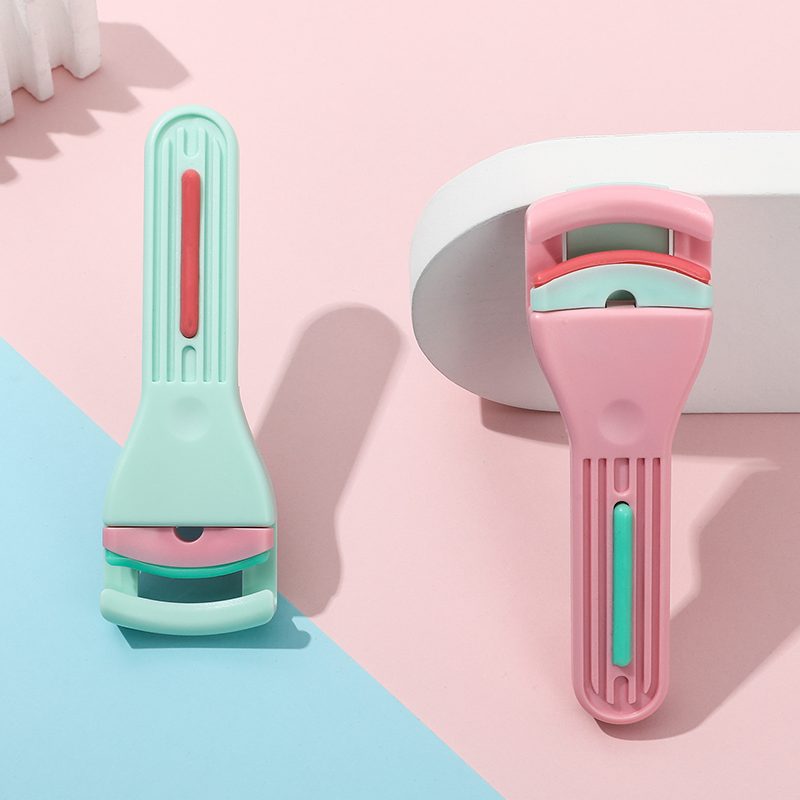 Cute Cat Paw Non-Electric Portable Eyelash Curler Random Color