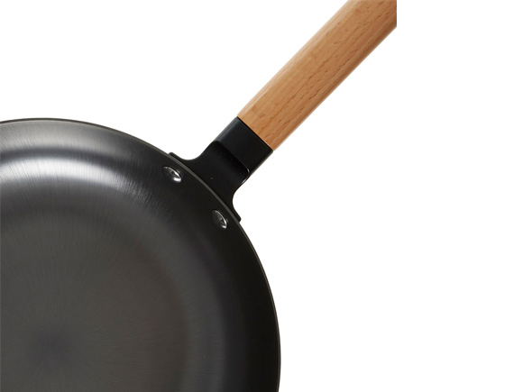 Nitrided Light Weight Cast Iron Fry Pan with Wooden Handle