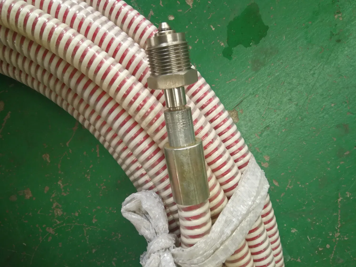 Гибкий армированный шланг высокого давления для воды, масла, химии