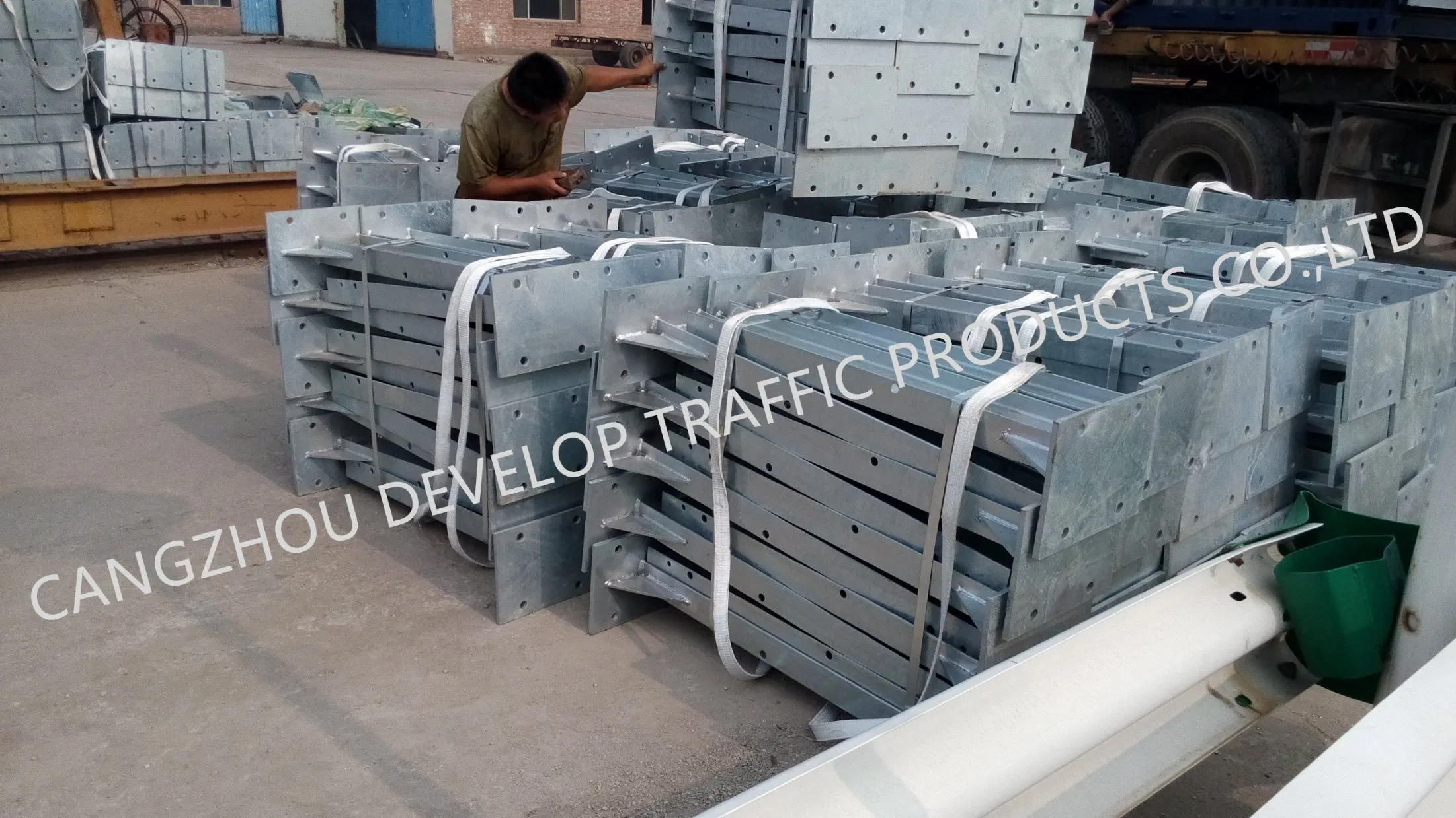 Custom Hot DIP Galvanized W Beam Highway Guardrail Steel H Post I Post