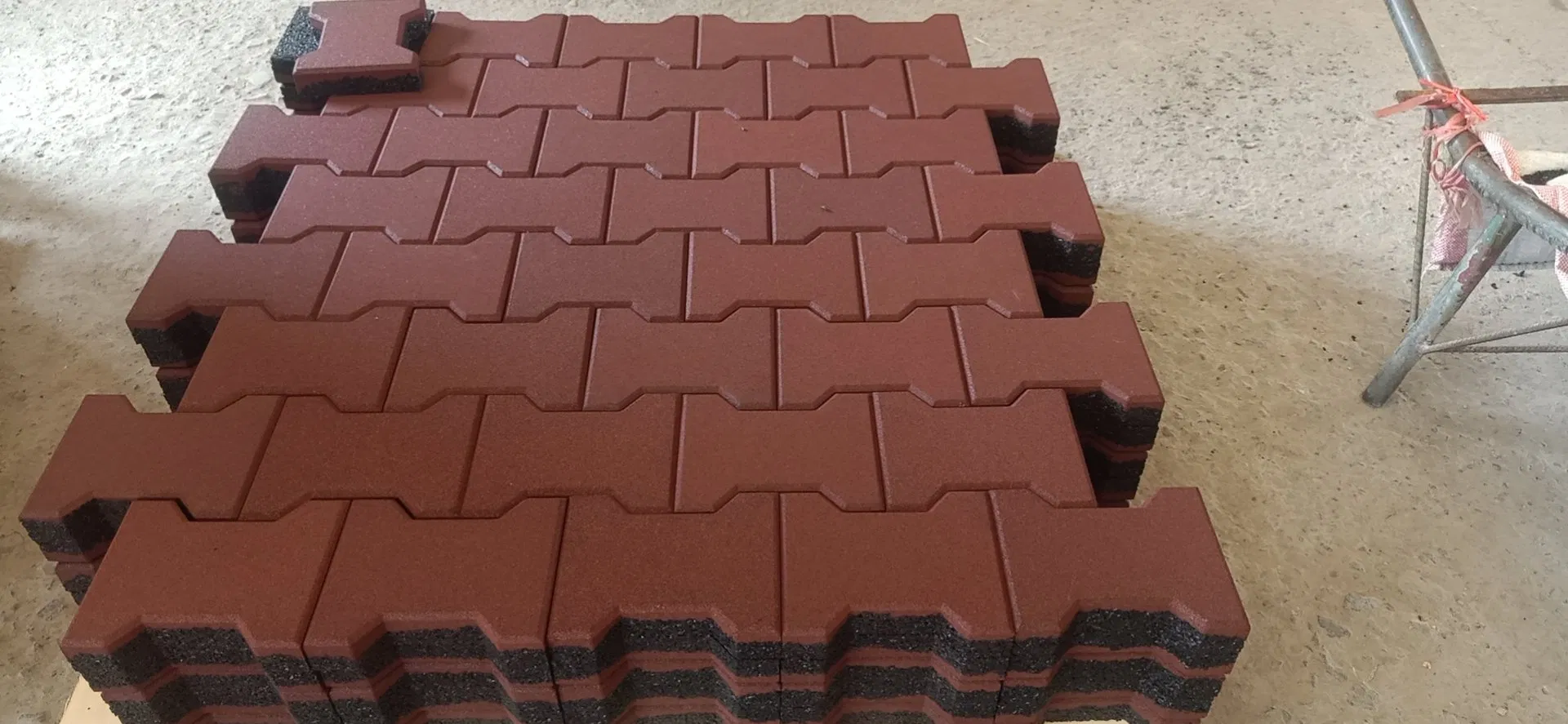 2023 Anti-UV Rubber Tiles Rubber Floor Tile Green/Red Dog-Bone EPDM Granules