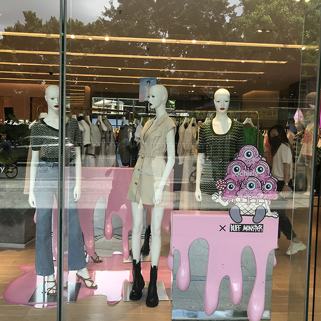 Professional Manufacturing Retail Store Decoration Costume Model Creative New Retail Store Decoration Window Display Props