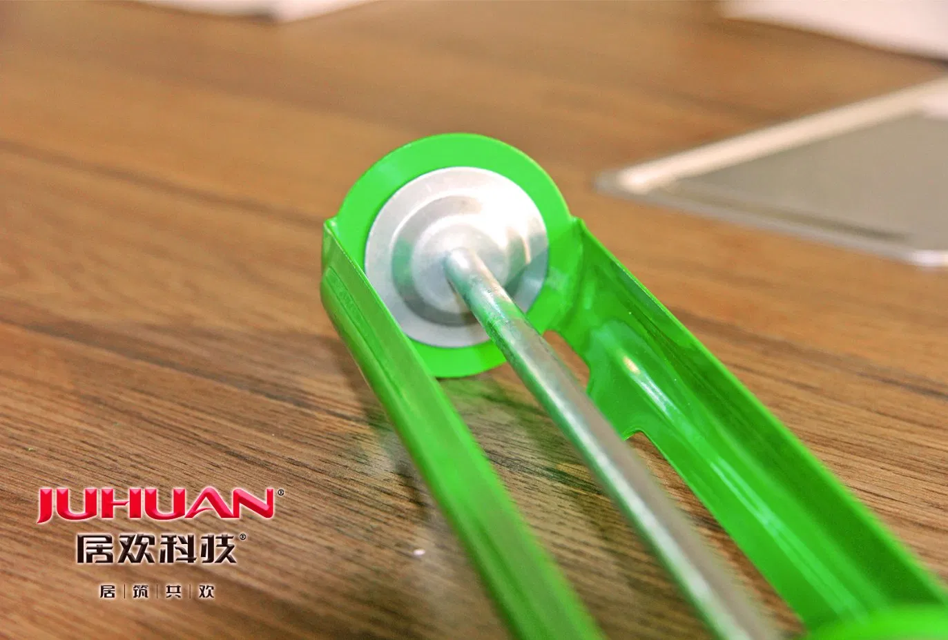 Silicone Caulking Gun to Fill Gap