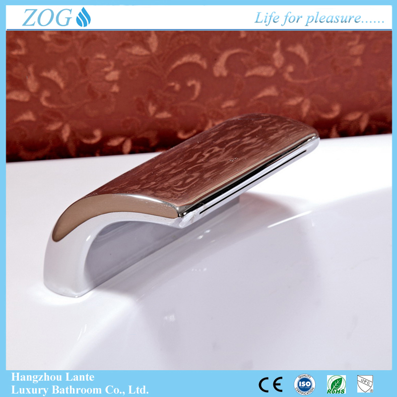 Угловая акриловая ванна TLP-636 с гидромассажем