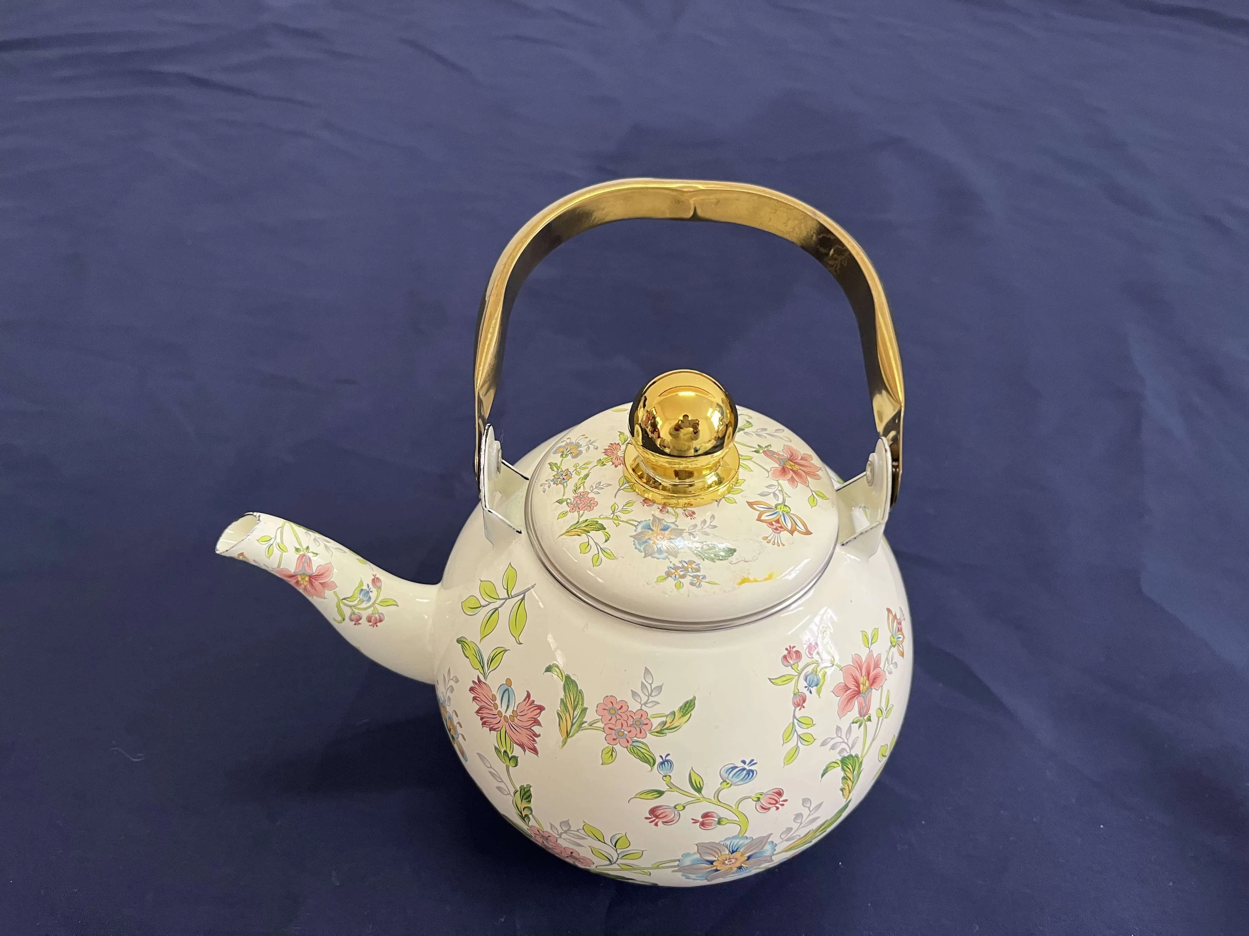 Milky White Enamel Pot Covered with Yellow Stainless Steel Iron Handle