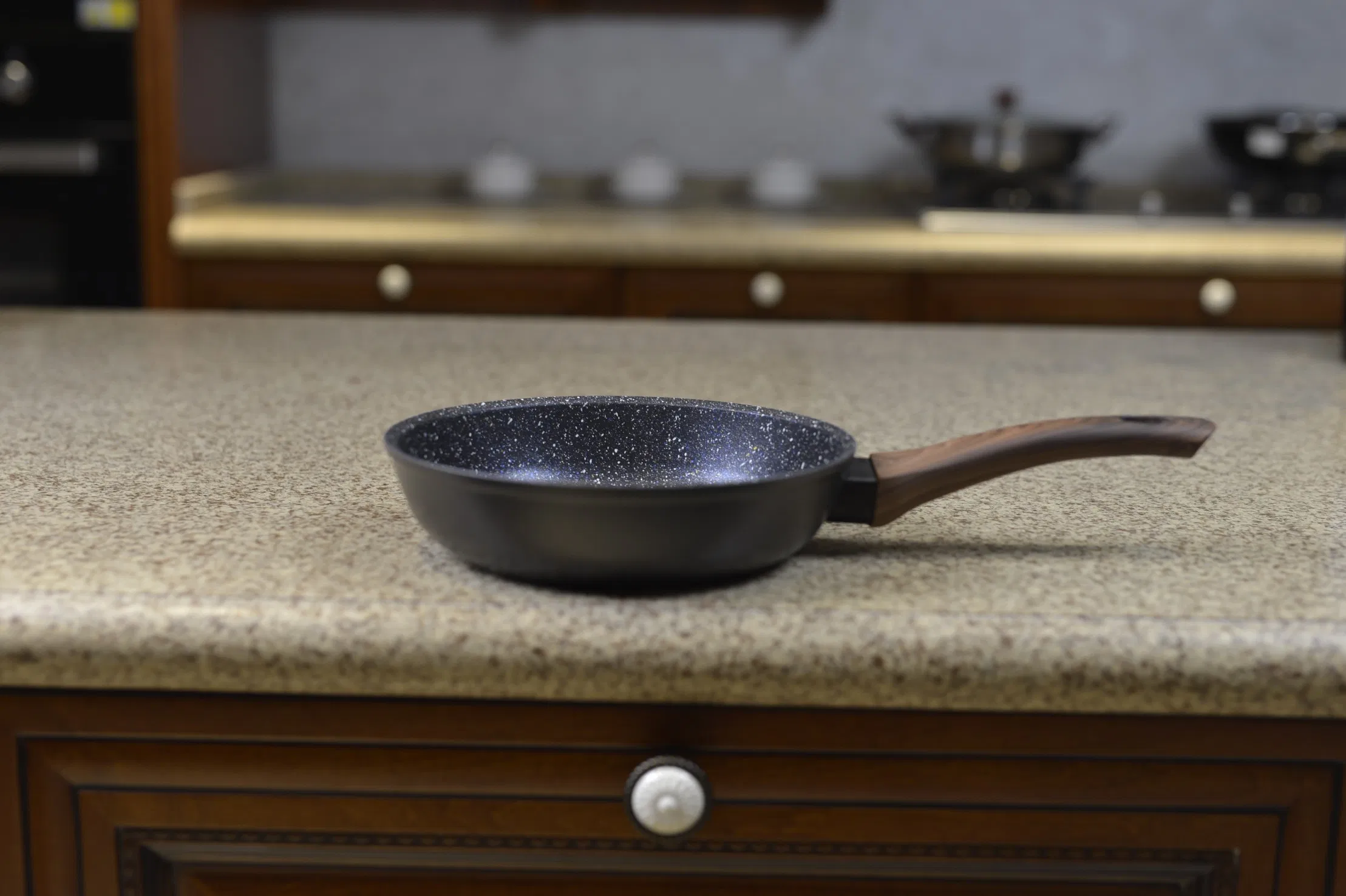 High Quality Non-Stick Aluminum Kichenware Frying Pan with Wood Handle