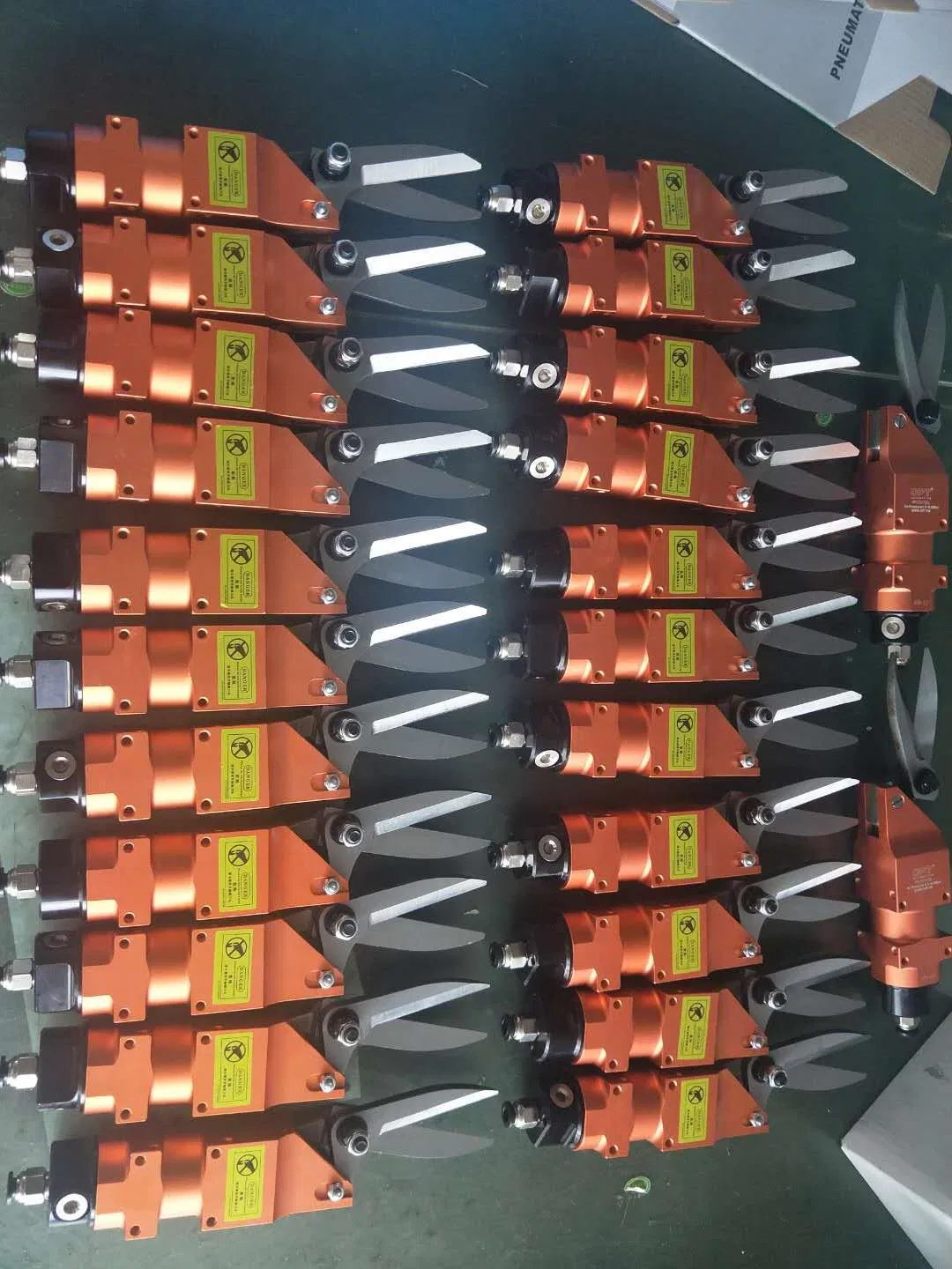 Пневматические ножницы для резки маскировочной ленты