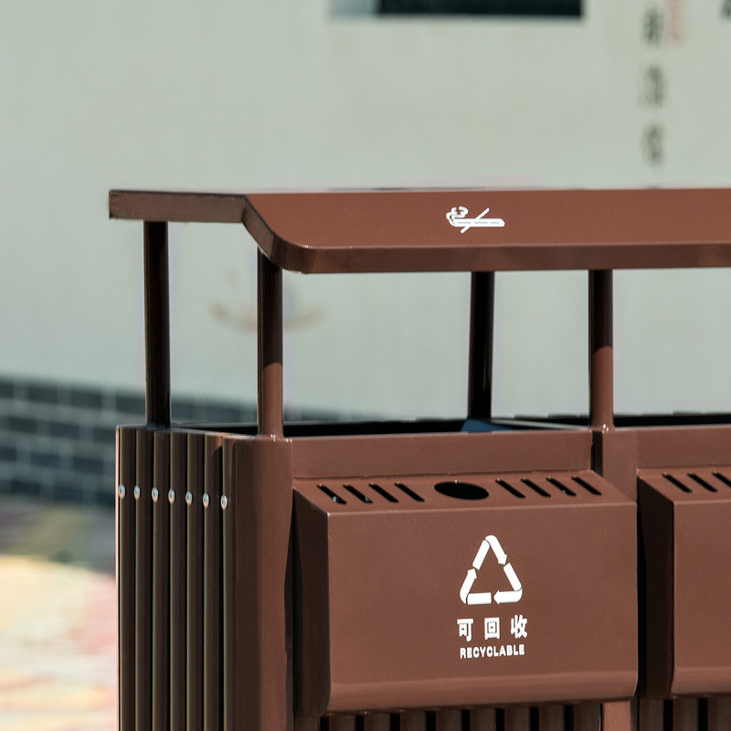 Прочный уличный мусорный бак из металла и дерева