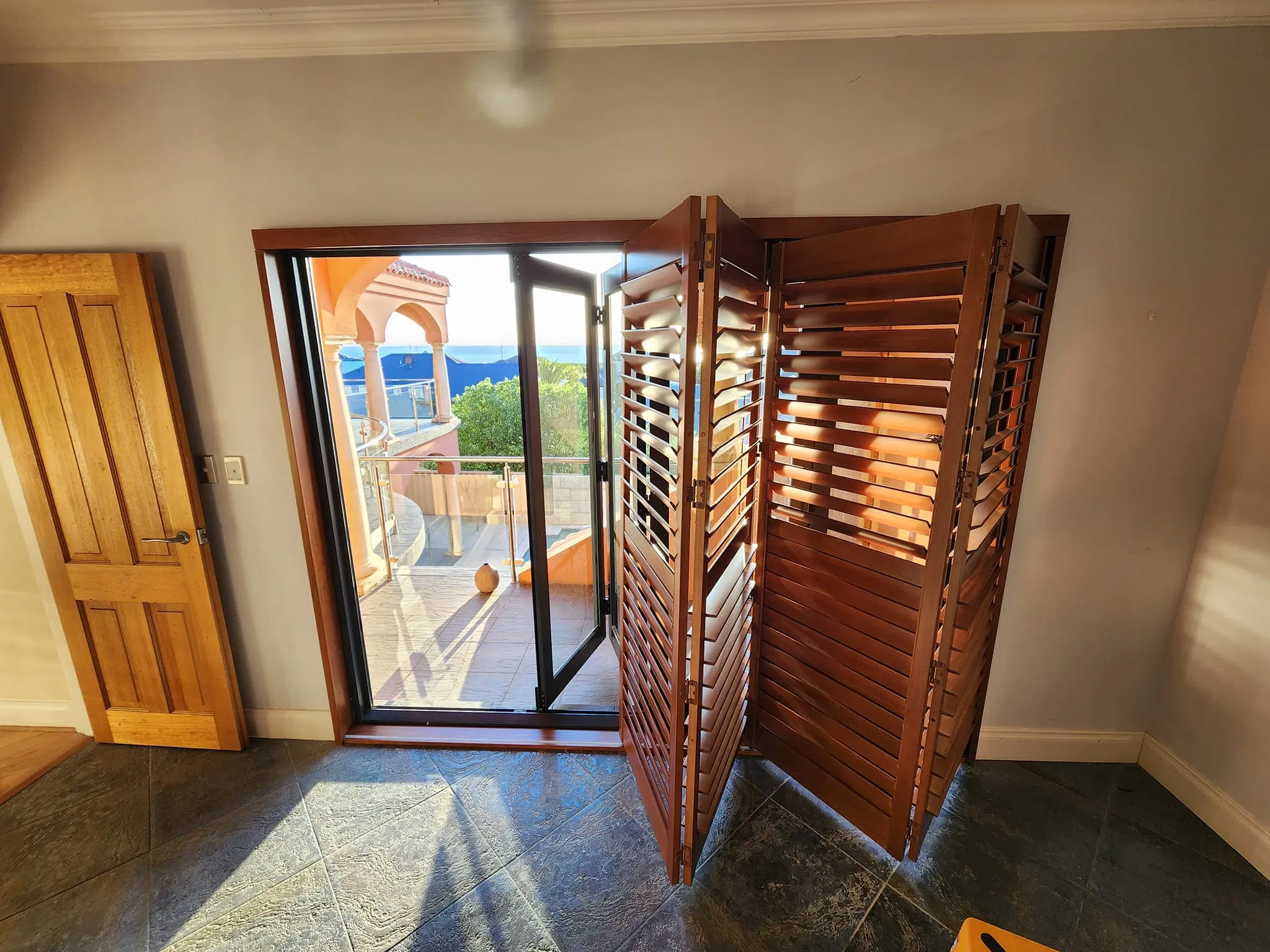 Factory Direct Supply Modern Style Hinged Bi-Folding Shutter for Window Plantation Shutters