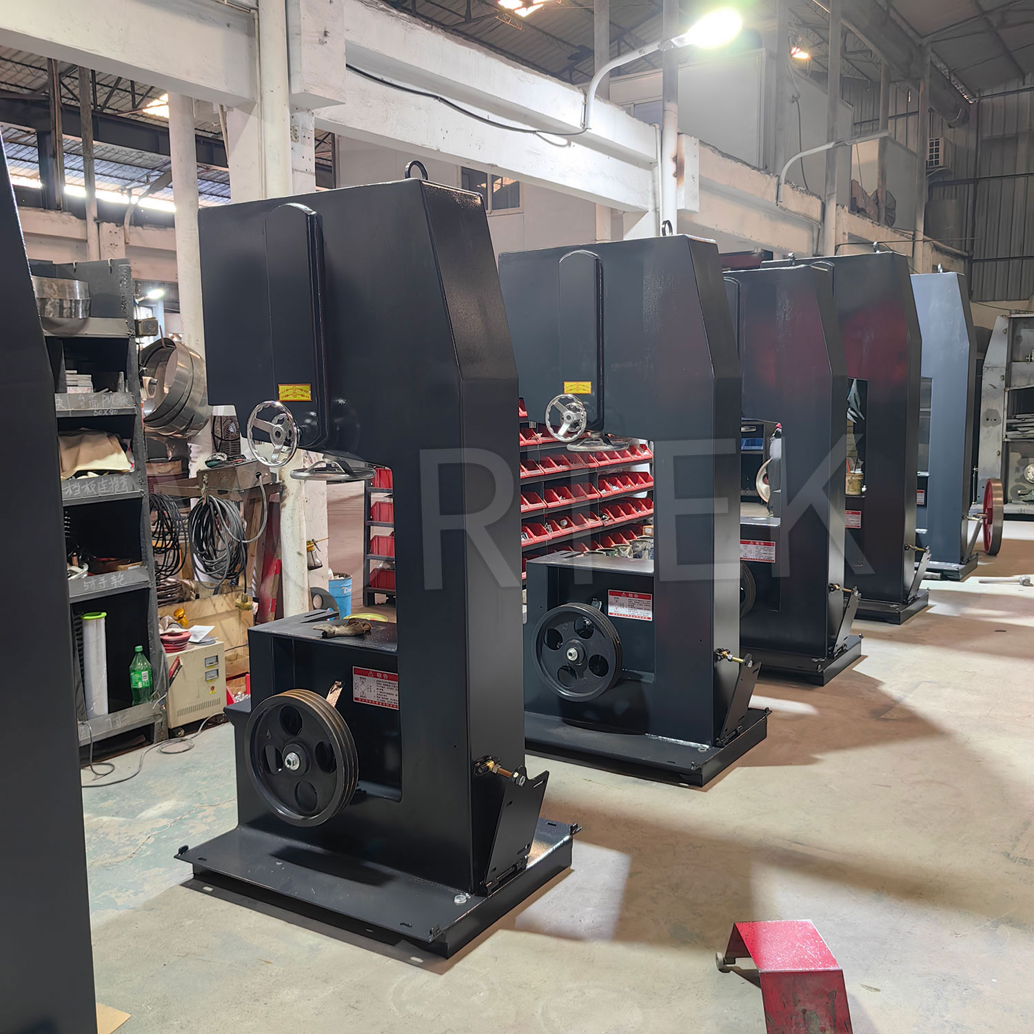 Ленточная пила по дереву вертикальная многофункциональная MJG396U