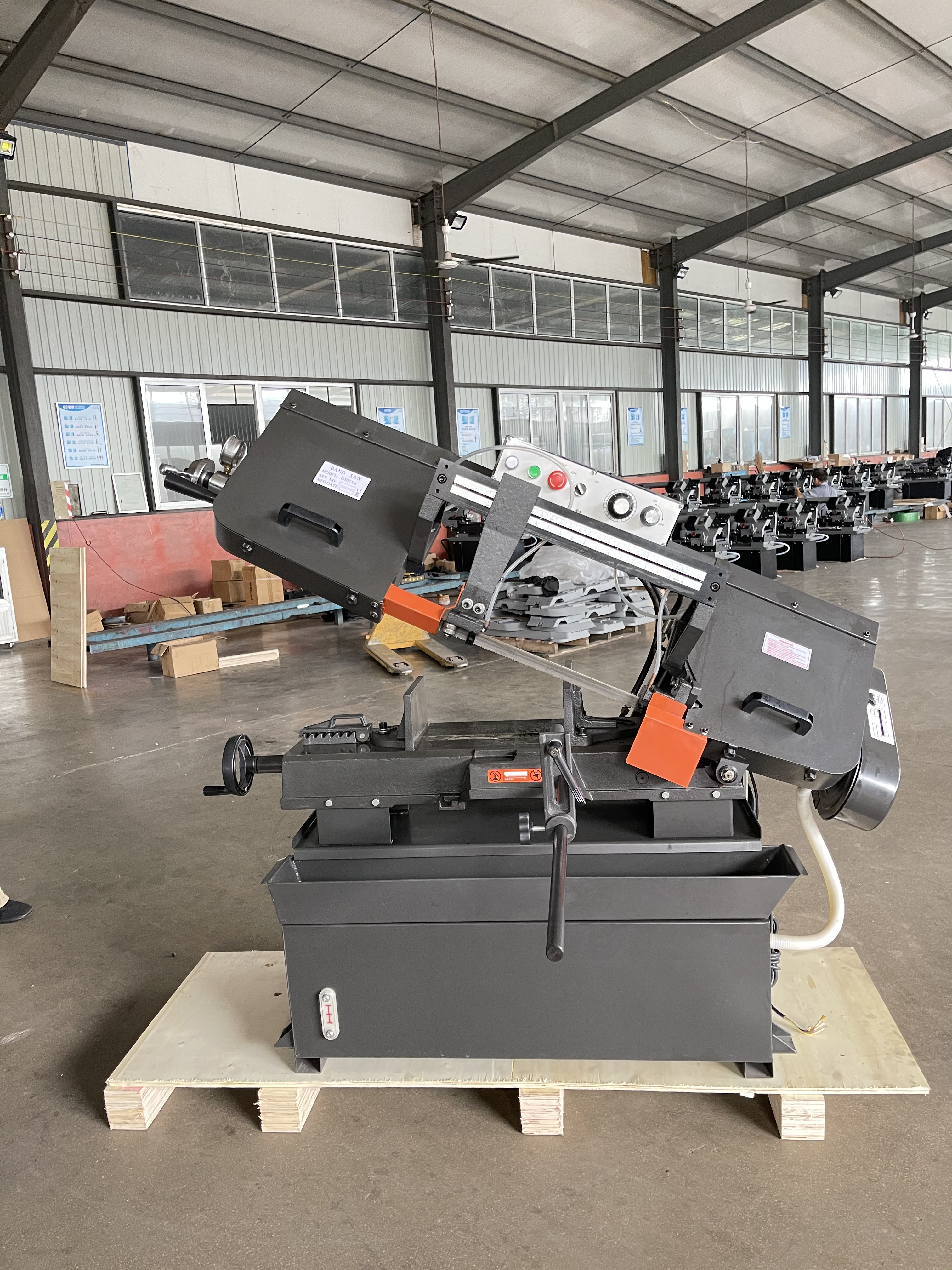 Ленточная пила по металлу промышленная горизонтальная