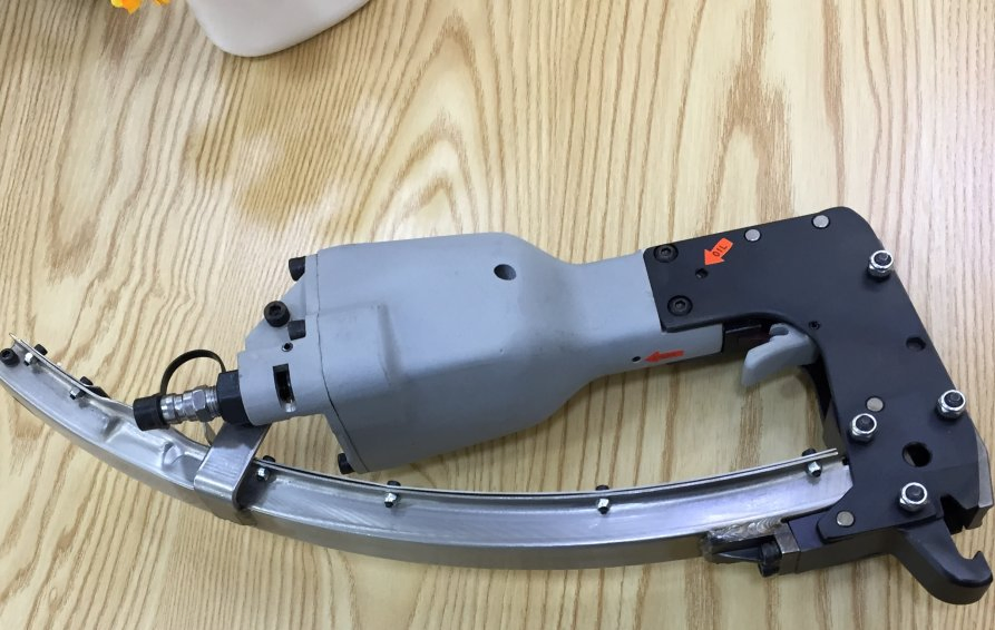 Пневматический пистолет для матрасов Genmax M66