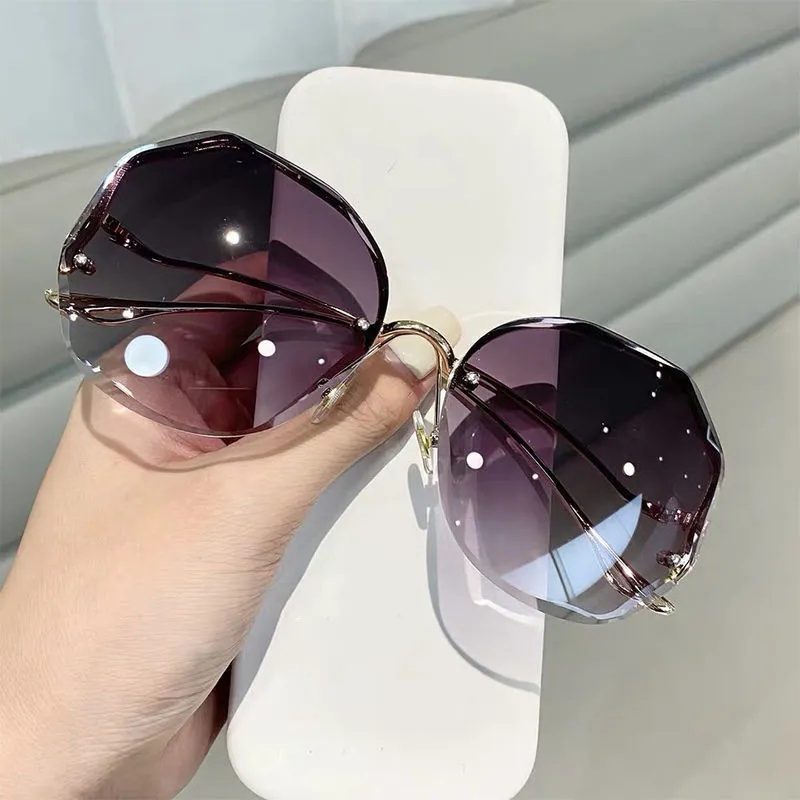 Stylish Brown Gradient Women's Sunglasses, Ocean Pattern Cut Lenses, Metal Curved Temples, UV400 High-End and Exquisite Women's Sunglasses.