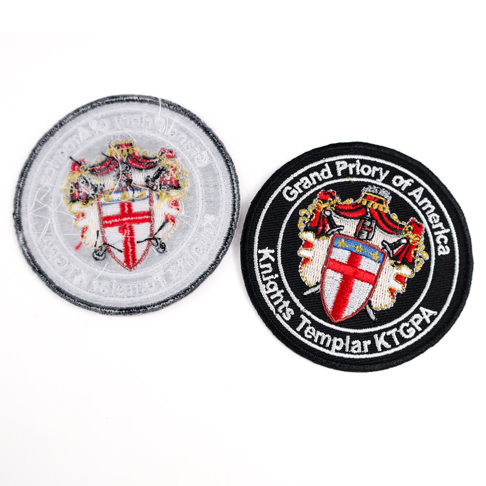 Шляпа с вышивкой и тканевой нашивкой