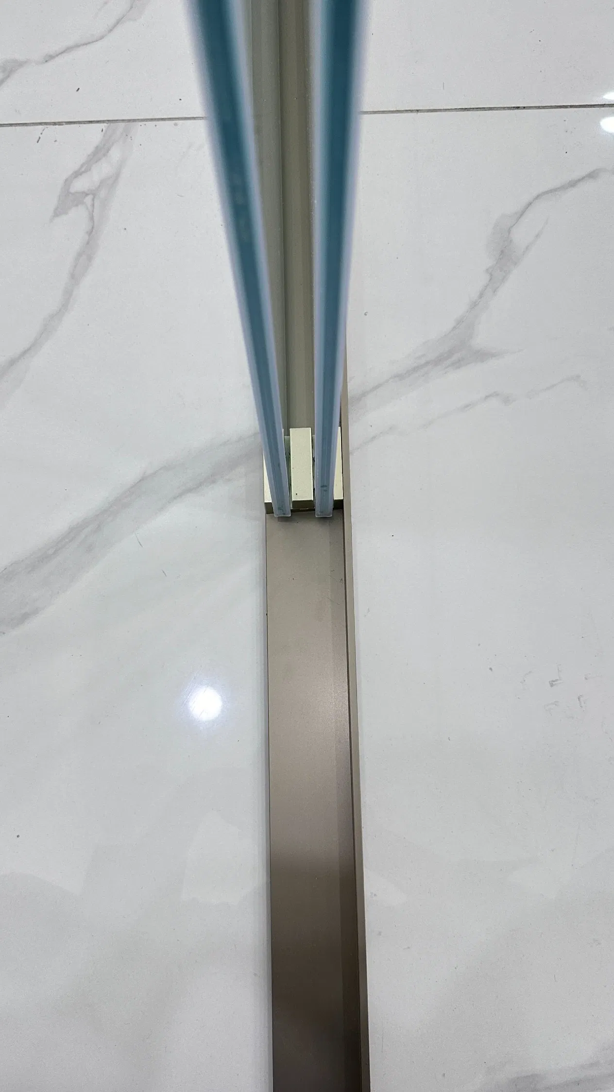 European Luxury Comfortable Aluminium Frame Material and Rectangle Tray Shape Shower Cubicle