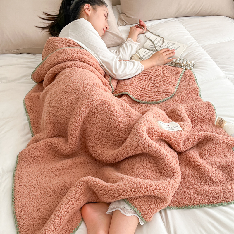 Плед из молочного вельвета и шерпы для максимального уюта