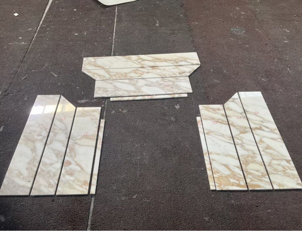 Customized Simple Design Luxury Italy Stone Calacatta Gold White Marble Fireplace Mantel