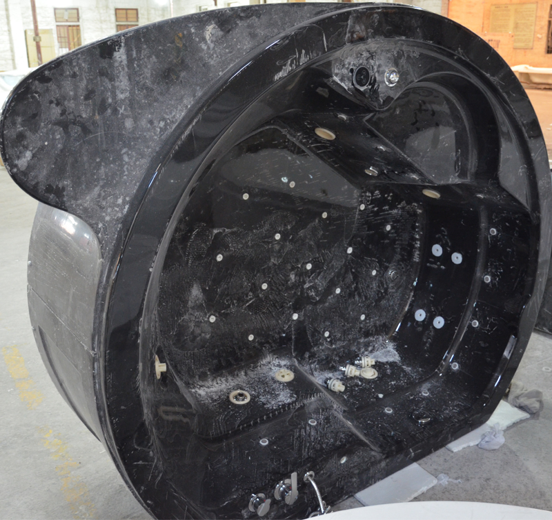 Большая круглая массажная ванна Jacuzzy черного цвета