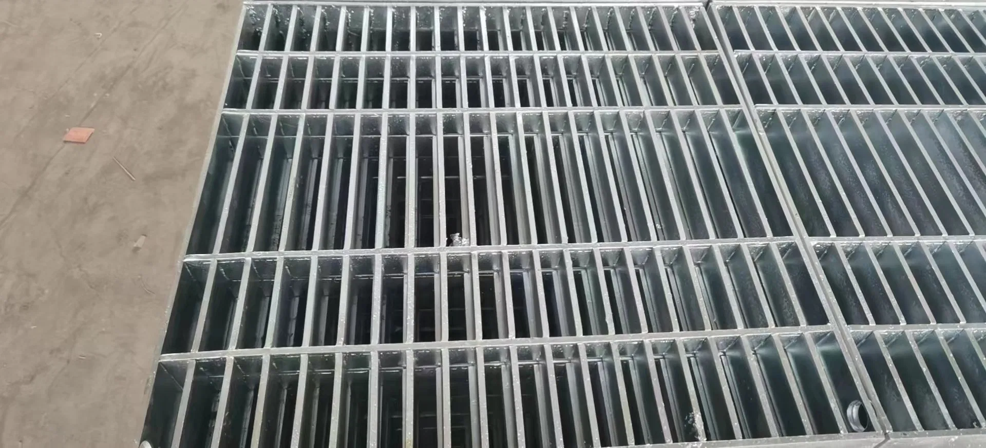 Hot DIP Galvanized Zinc Coated Industrial Heavy Duty Steel Grating with High Quality and Fast Delivery