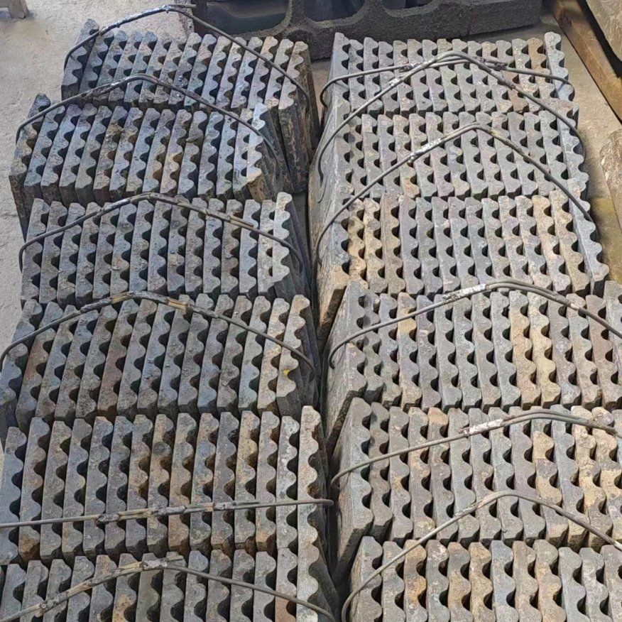 Wear-Resistant Lining Plate for Mining Equipment Such as Rock Crushers