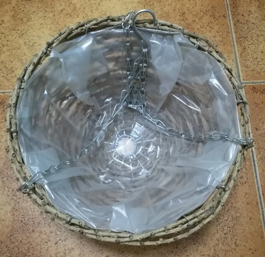 Подвесная корзина для цветов из ротанга