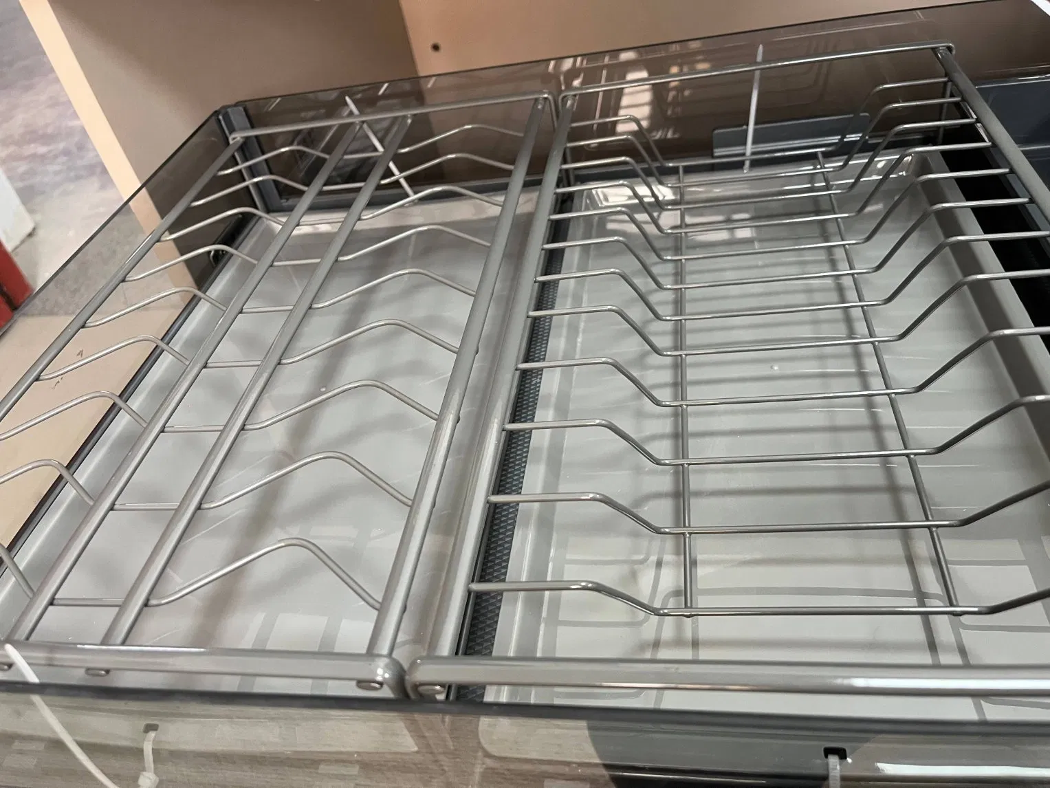 Выдвижная корзина для кухонного шкафа с системой плавного закрывания