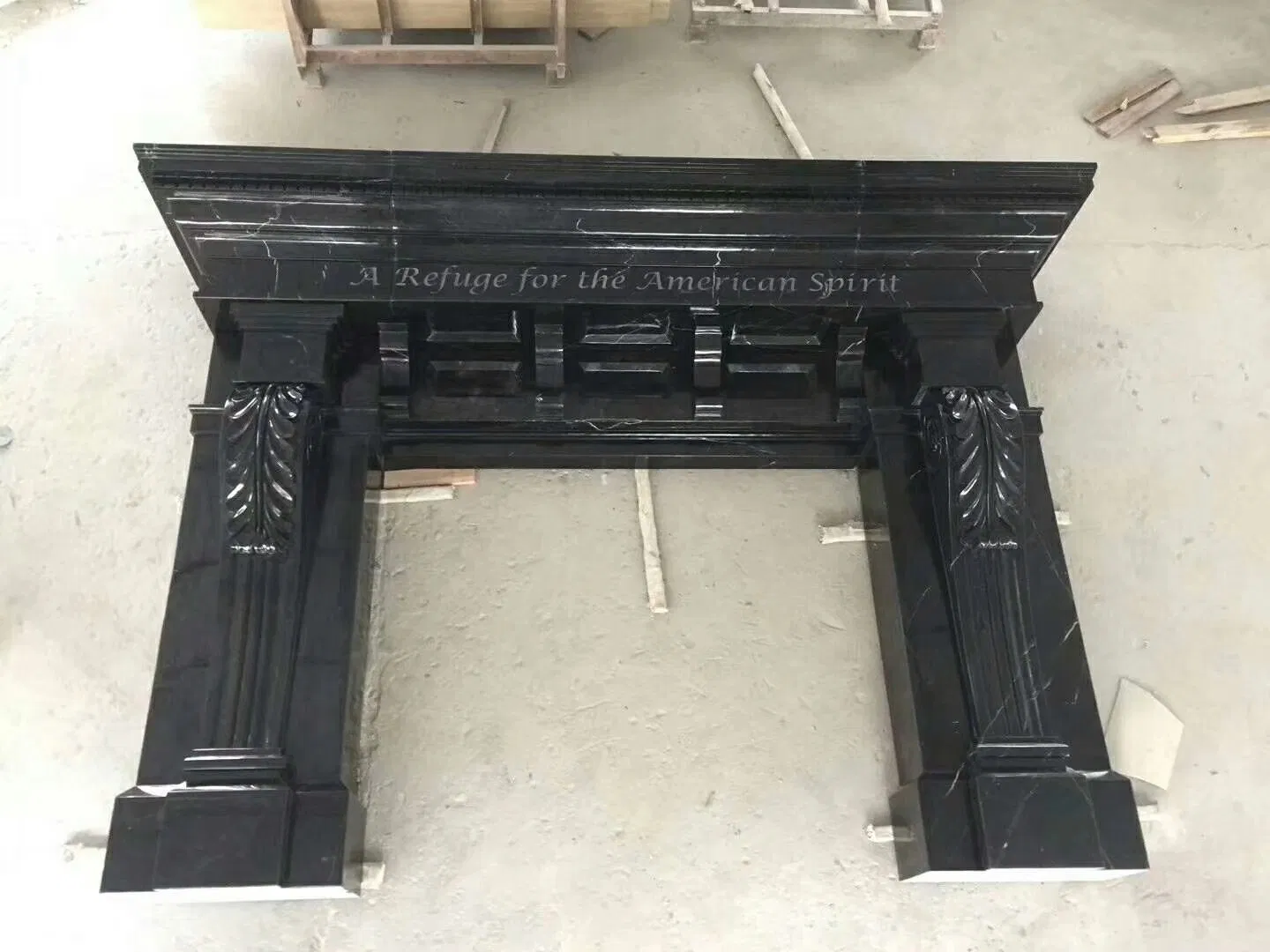 Камин из черного мрамора Nero Marquina для интерьера